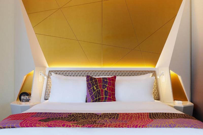 Deluxe King Room - Mid Floor image 4