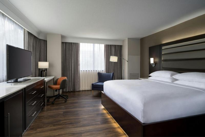 King Room with Roll-in Shower - Mobility and Hearing Accessible image 4