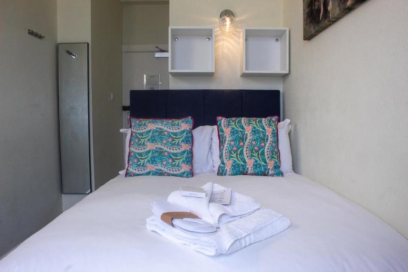 Deluxe Single Room with Balcony image 1