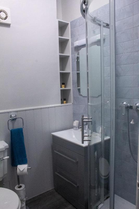 Deluxe Double Room with Extra Bed image 3