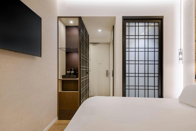 Classic Room with Queen Bed image 4