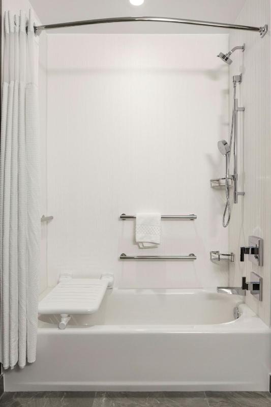 Queen Room with Two Queen Beds - Hearing Accessible image 4
