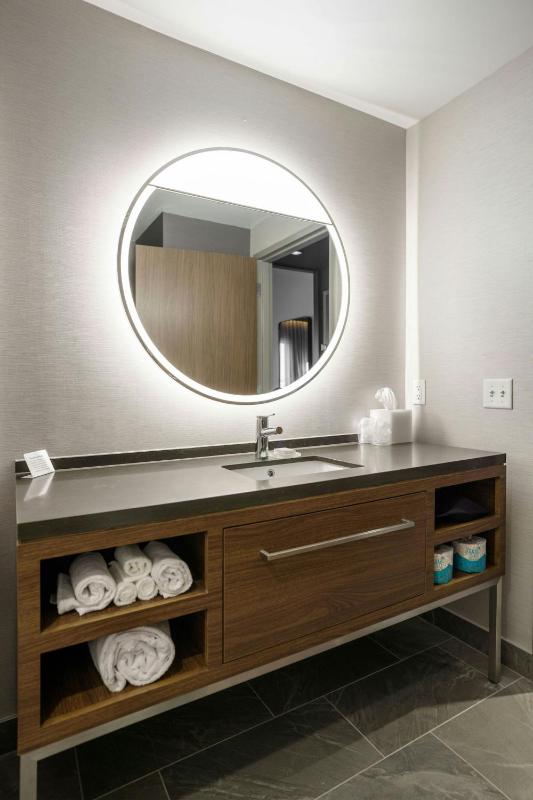 Queen Room with Two Queen Beds - Hearing Accessible image 3