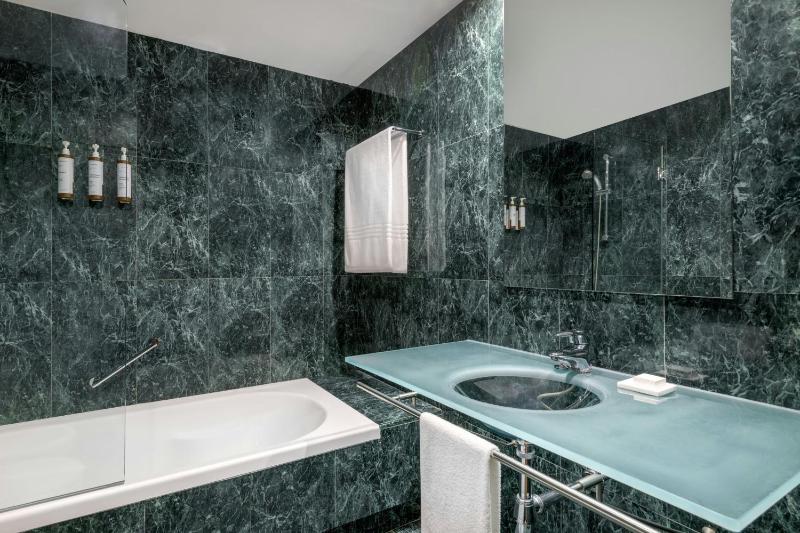 Standard Queen Room image 1