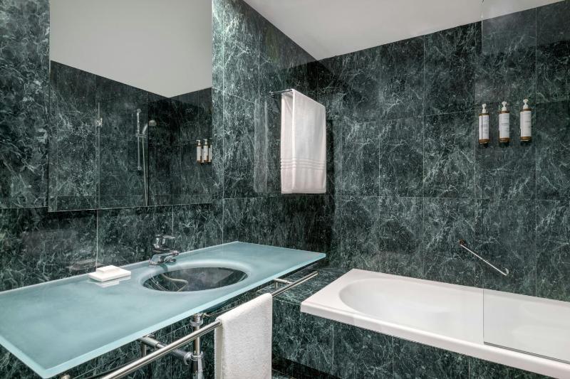 Standard Queen Room image 3