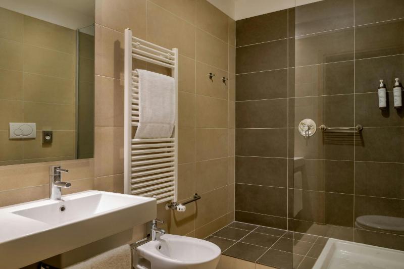 Deluxe King Room image 2
