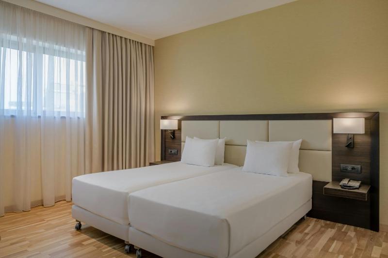 Deluxe Twin Room image 1