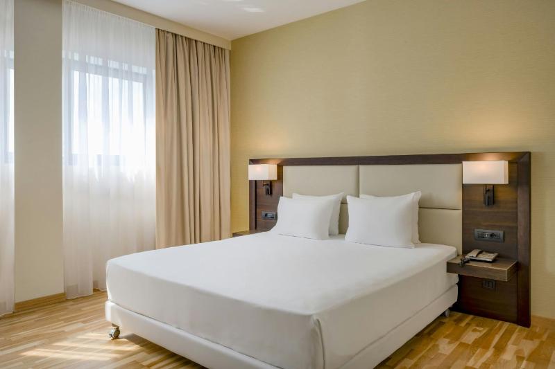 Deluxe King Room image 1