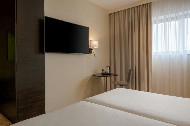 Deluxe Twin Room image 2