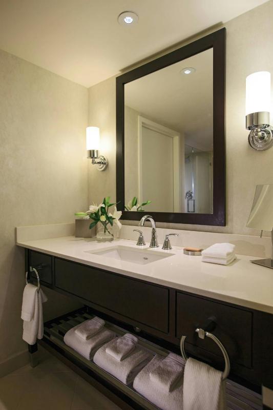 One King Suite image 2