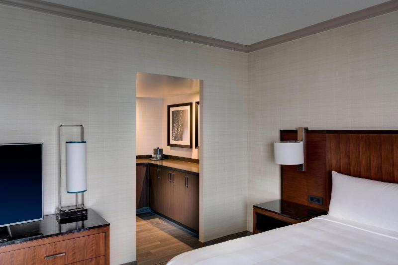 Guest Room with King Bed image 3