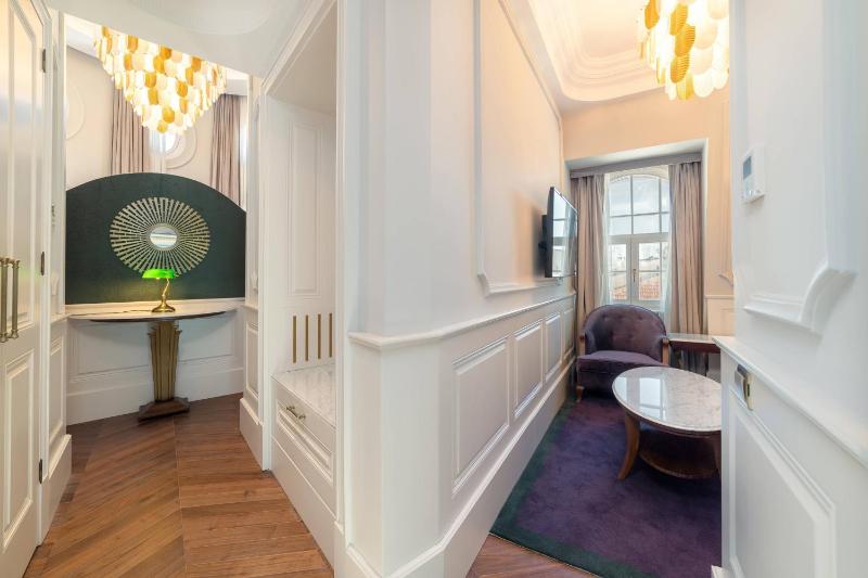 Executive Suite with, 1 King image 2