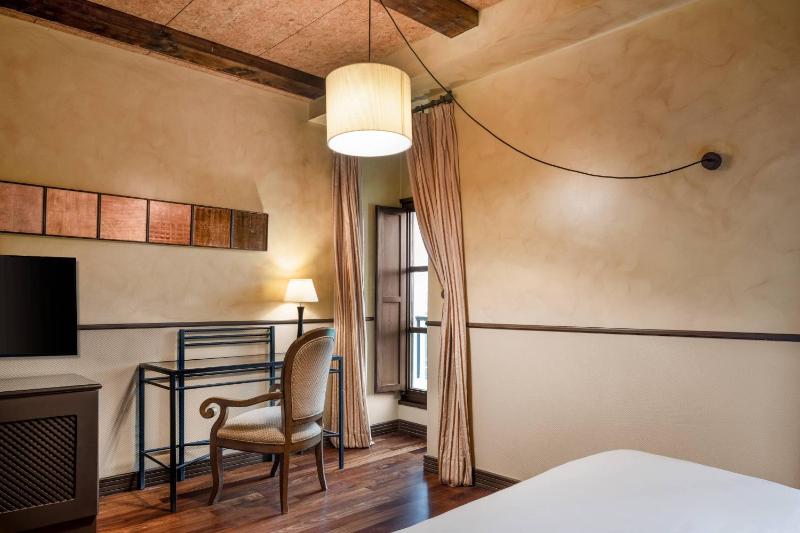 Deluxe Twin Room image 3