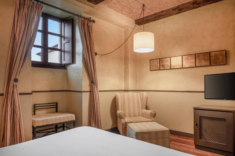 Deluxe Family King Room image 3