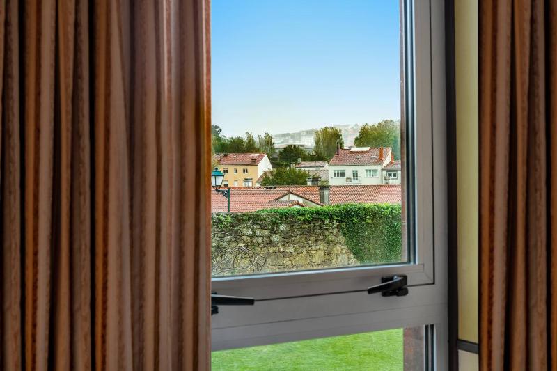 King Room with Garden View image 4