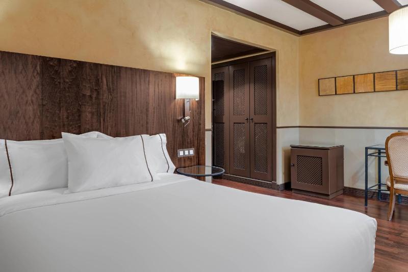 Deluxe Room Queen, Guest room, 1 Queen image 3