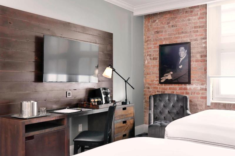 Queen Room with Two Queen Beds High Floor image 3