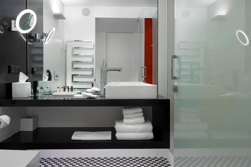 King Guest Room image 2