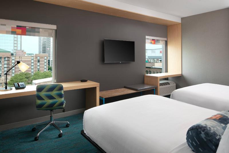 Guest room, 2 Queen, City view image 3