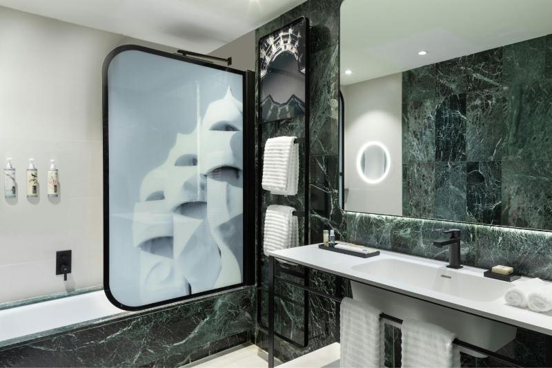 Urban Superior King Room image 4