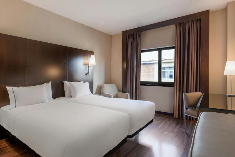 Deluxe Twin Room image 1