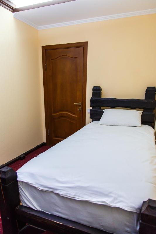 Basic Single Room with Shared Bathroom image 3