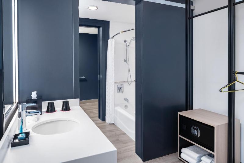 King Room with Adapted Tub - Mobility and Hearing Accessible image 2