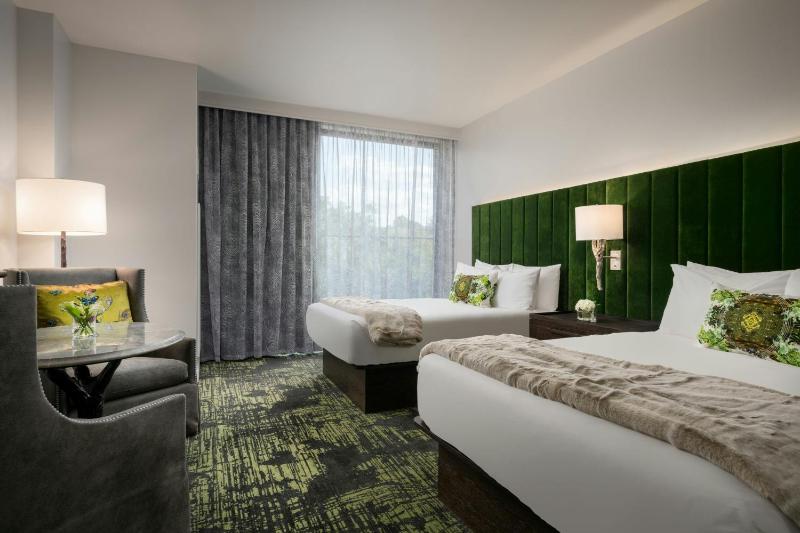Standard Queen Room with Two Queen Beds and City View image 4