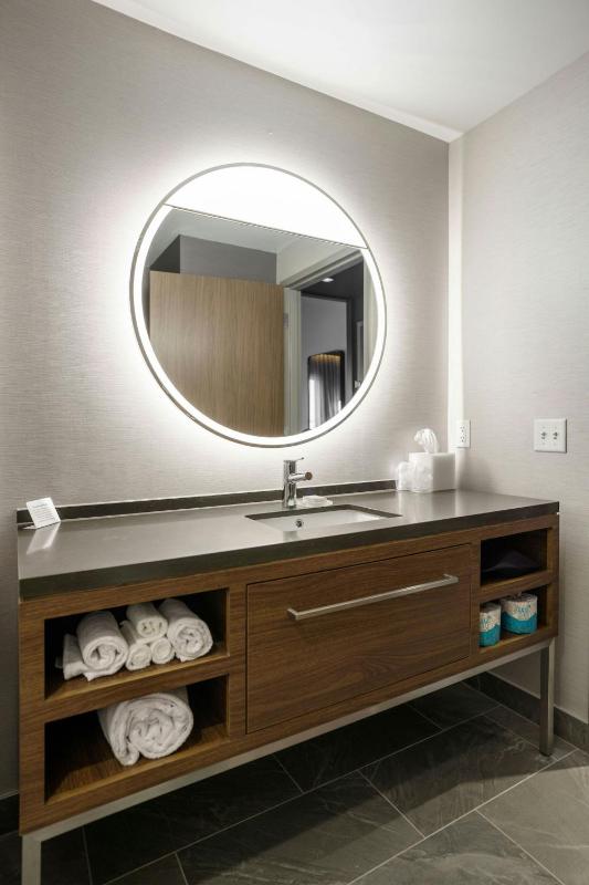 Queen Room with Two Queen Beds - Hearing Accessible image 2