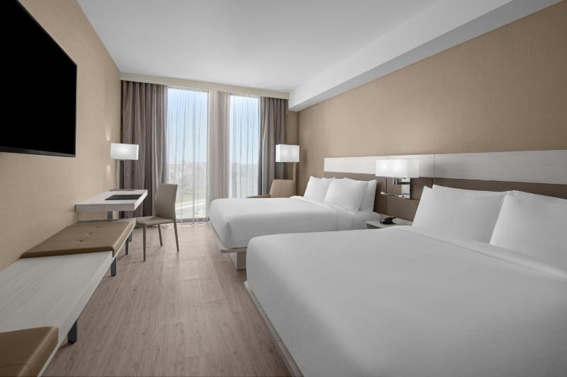 Queen Room with Two Queen Beds and Capitol View image 4