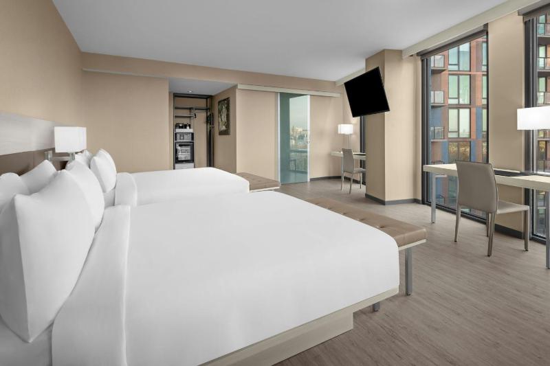 Queen Room with Two Queen Beds and Capitol View image 1