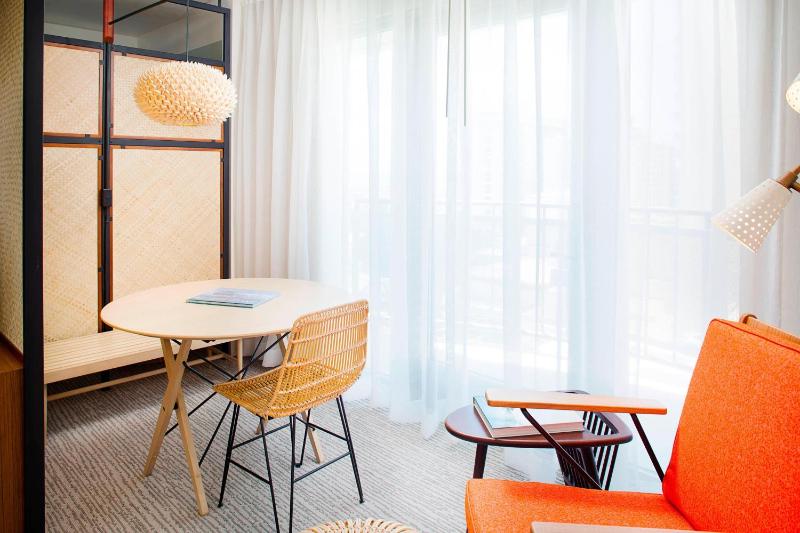 Corner Suite, 1 King Bed, Twin Day Bed, Double Balcony image 3