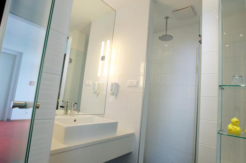 Deluxe Double or Twin Room image 4