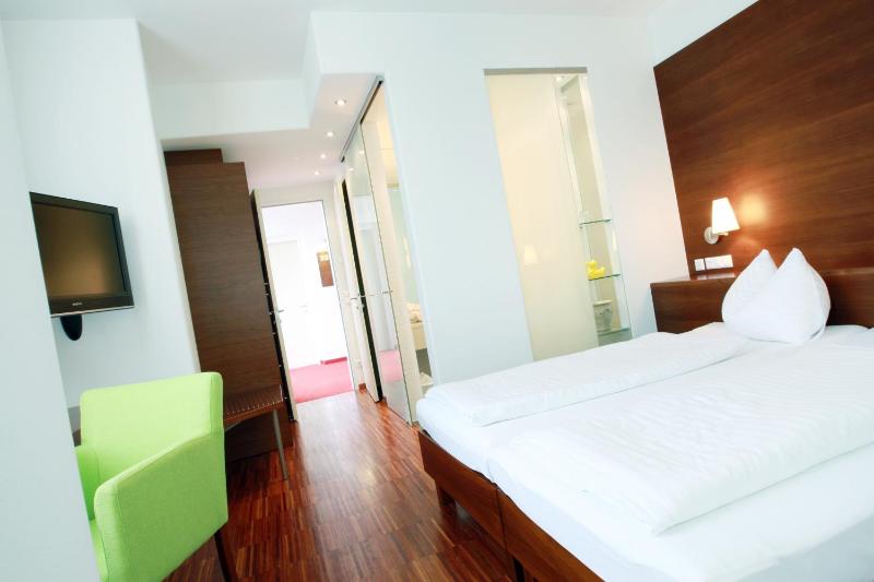 Deluxe Double or Twin Room image 2