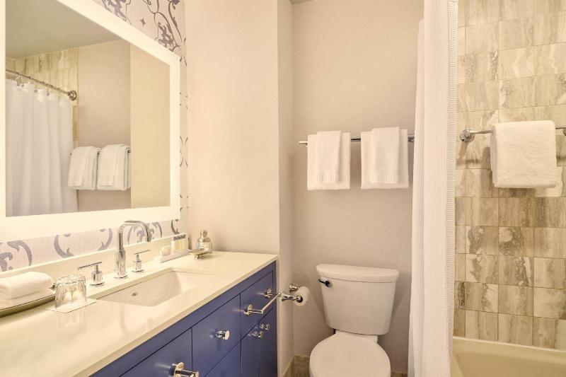 Author's Queen, Guest room, 1 Queen, High floor  image 2