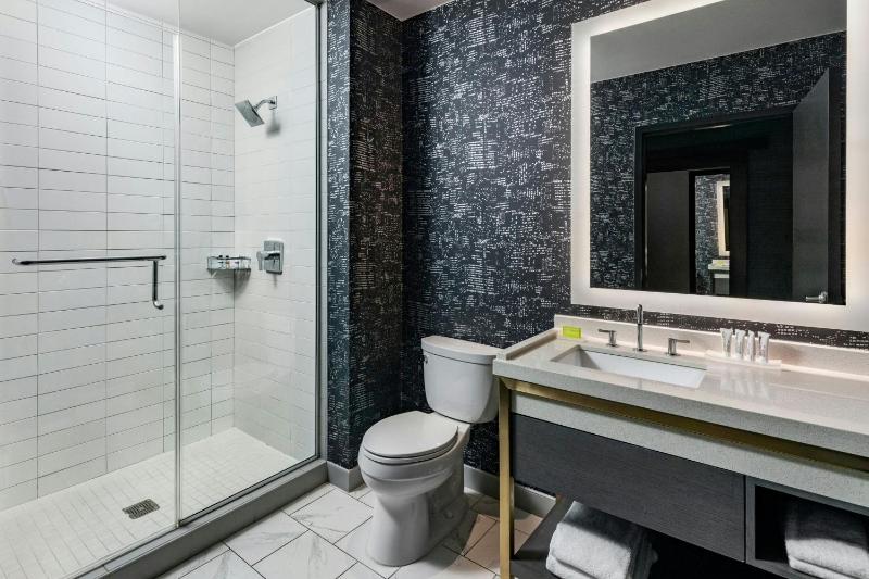 Guest Room, 1 King image 2