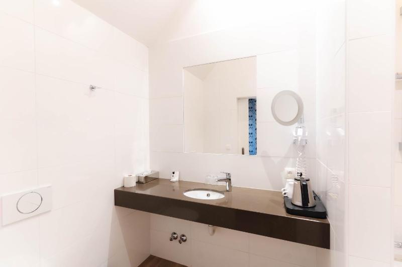 Standard Twin Room image 2