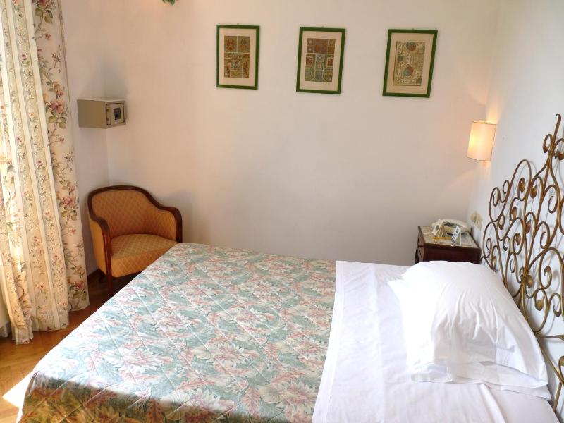 Single Room with Bathroom image 3