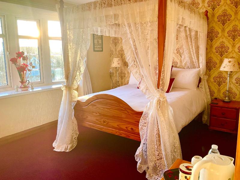 Double Room with Four Poster Bed image 1