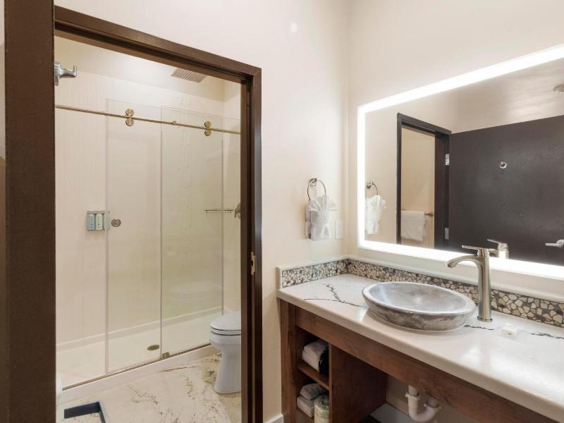 King Room image 3