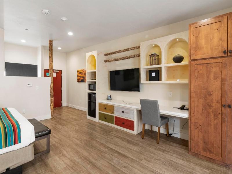 King Room image 4