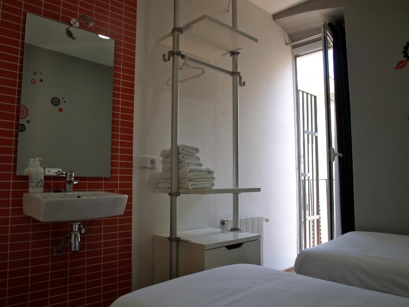 Triple Room with Shared Bathroom image 2