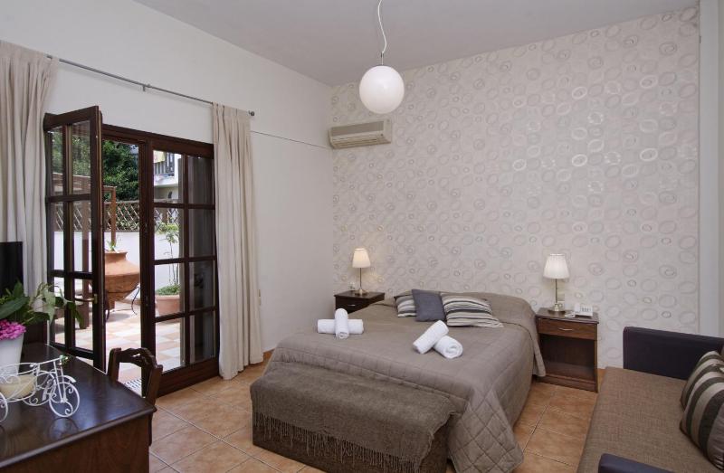 Triple Room with Pool View image 2