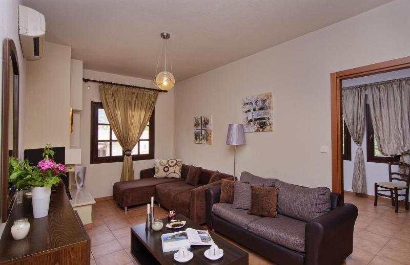 Superior suite with Mountain/Pool and Sea View image 4
