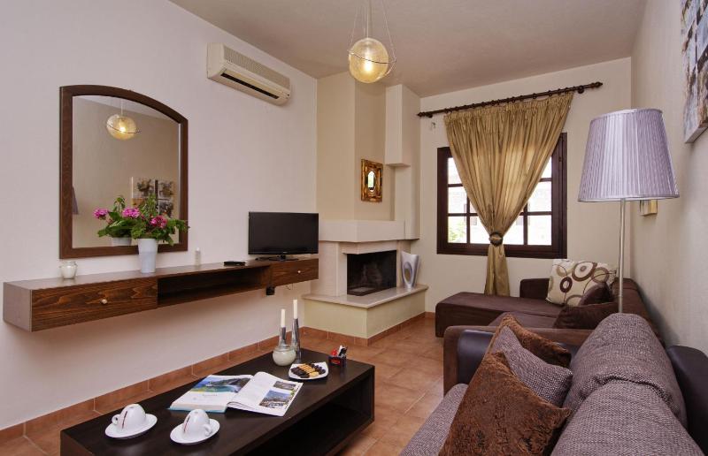 Superior suite with Mountain/Pool and Sea View image 3