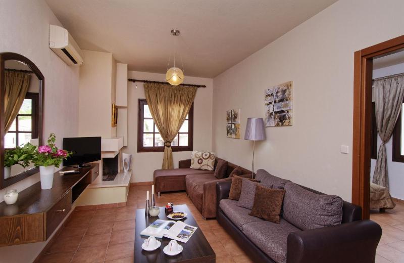 Superior suite with Mountain/Pool and Sea View image 2