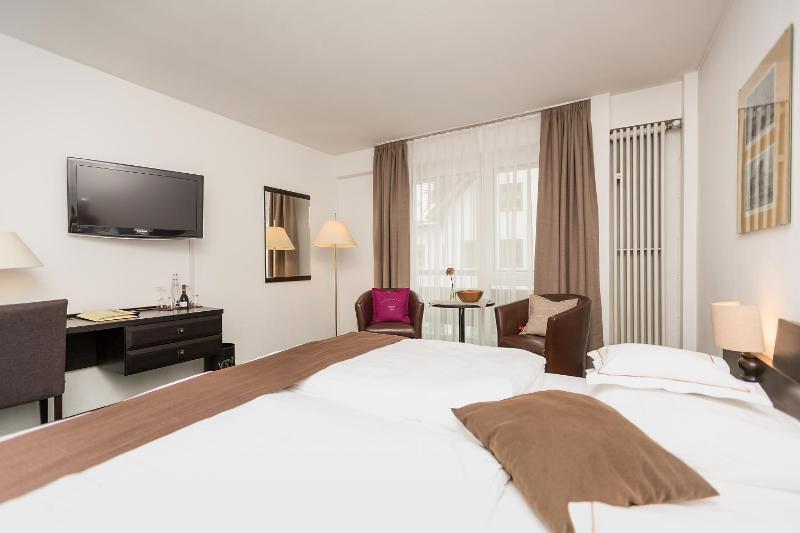 Standard Double Room image 3