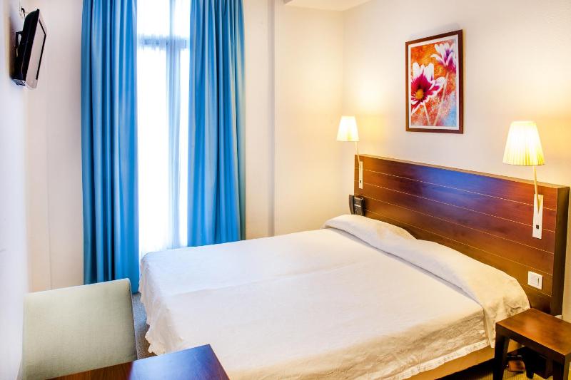 Double or Twin Room image 3