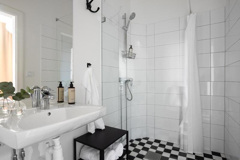 Deluxe Double Room Private Bathroom image 4