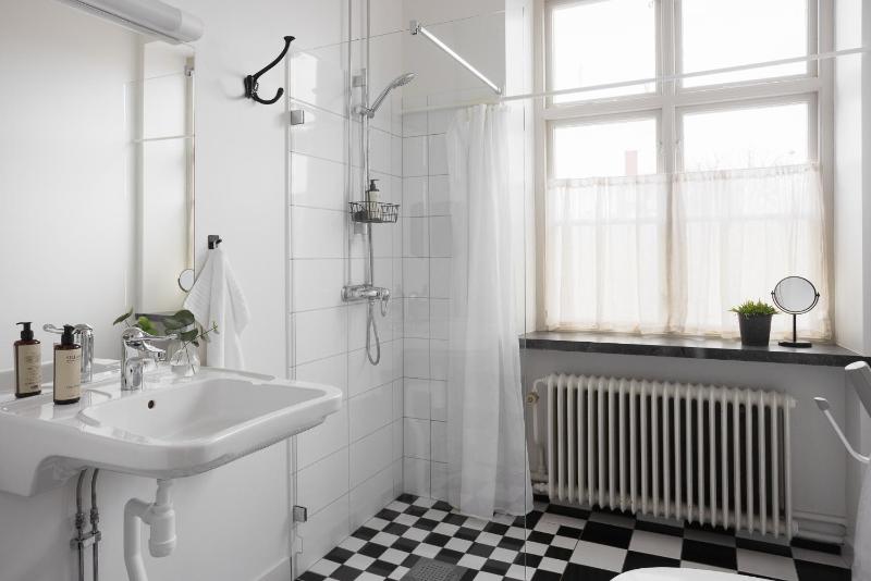 Twin Room with Private External Bathroom image 4